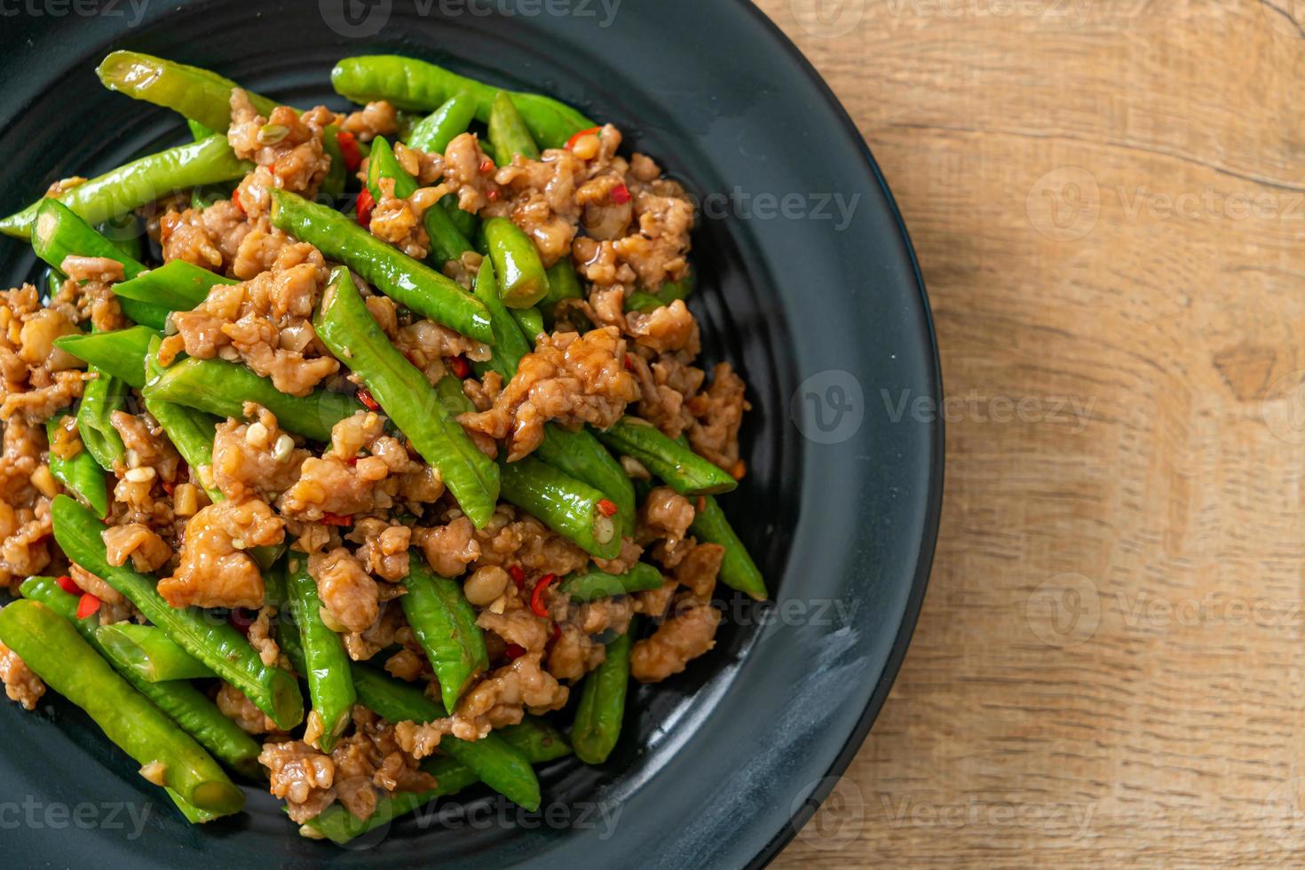 judías verdes o judías verdes salteadas con carne de cerdo picada foto