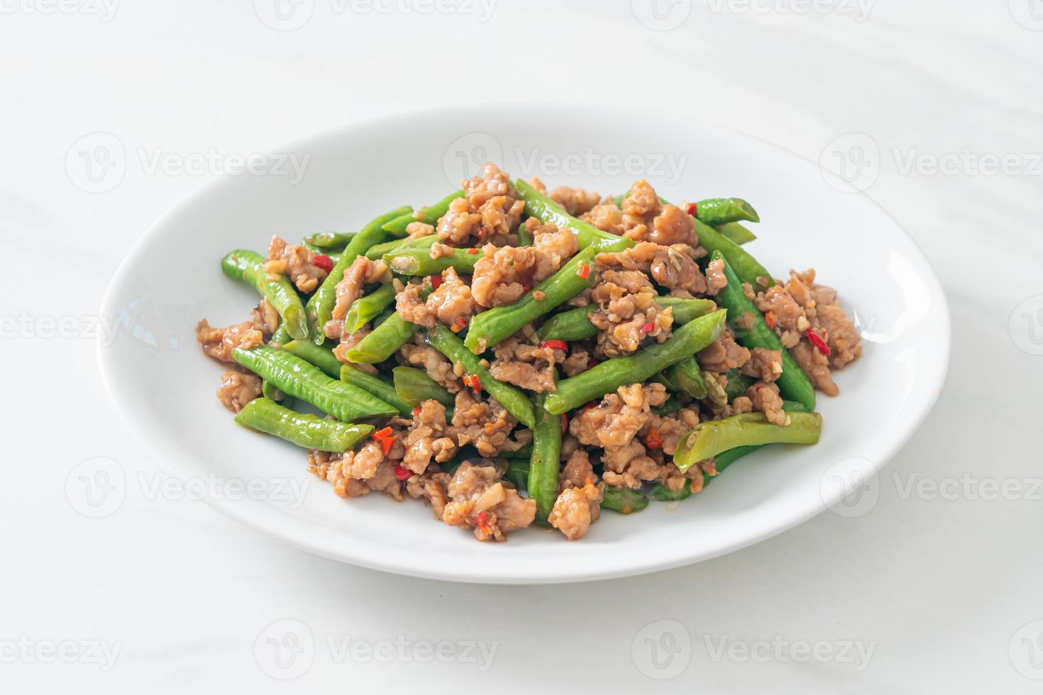 judías verdes o judías verdes salteadas con carne de cerdo picada foto