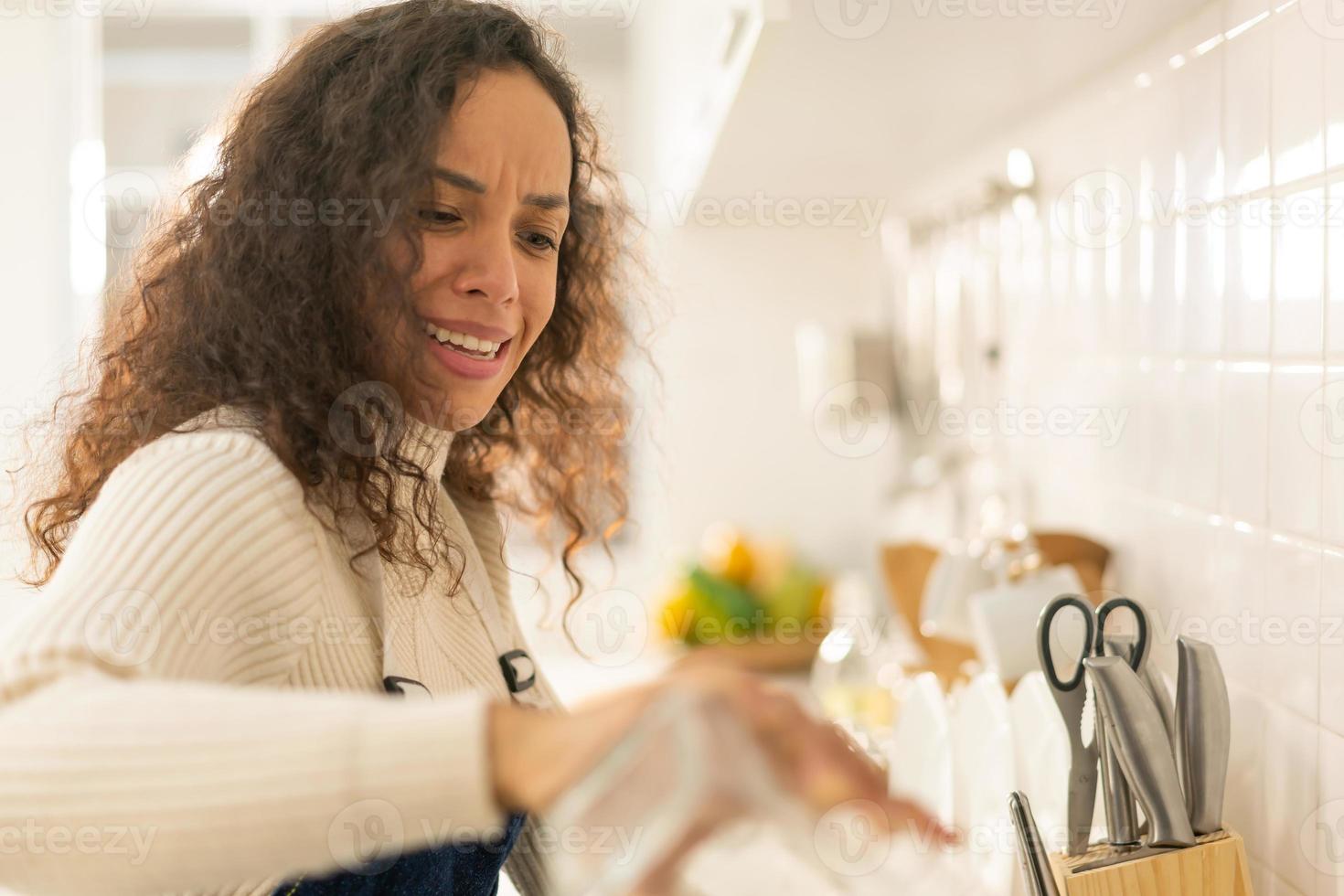 mujer latina, cocina, en, cocina foto