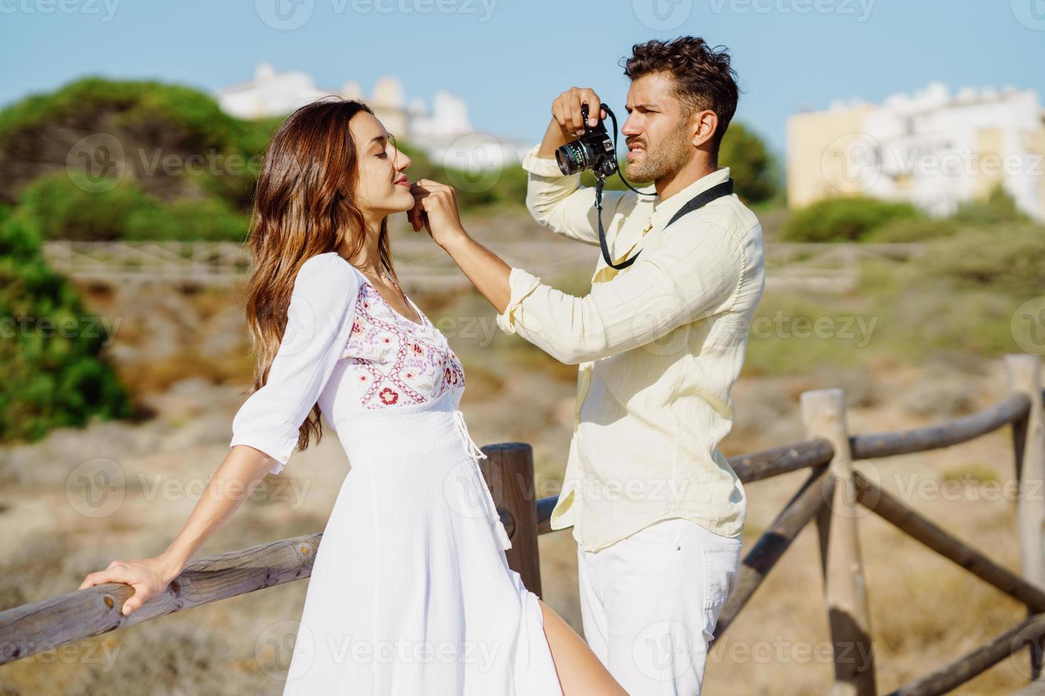 hombre fotografiando a su novia en un viaje de enamorados. foto