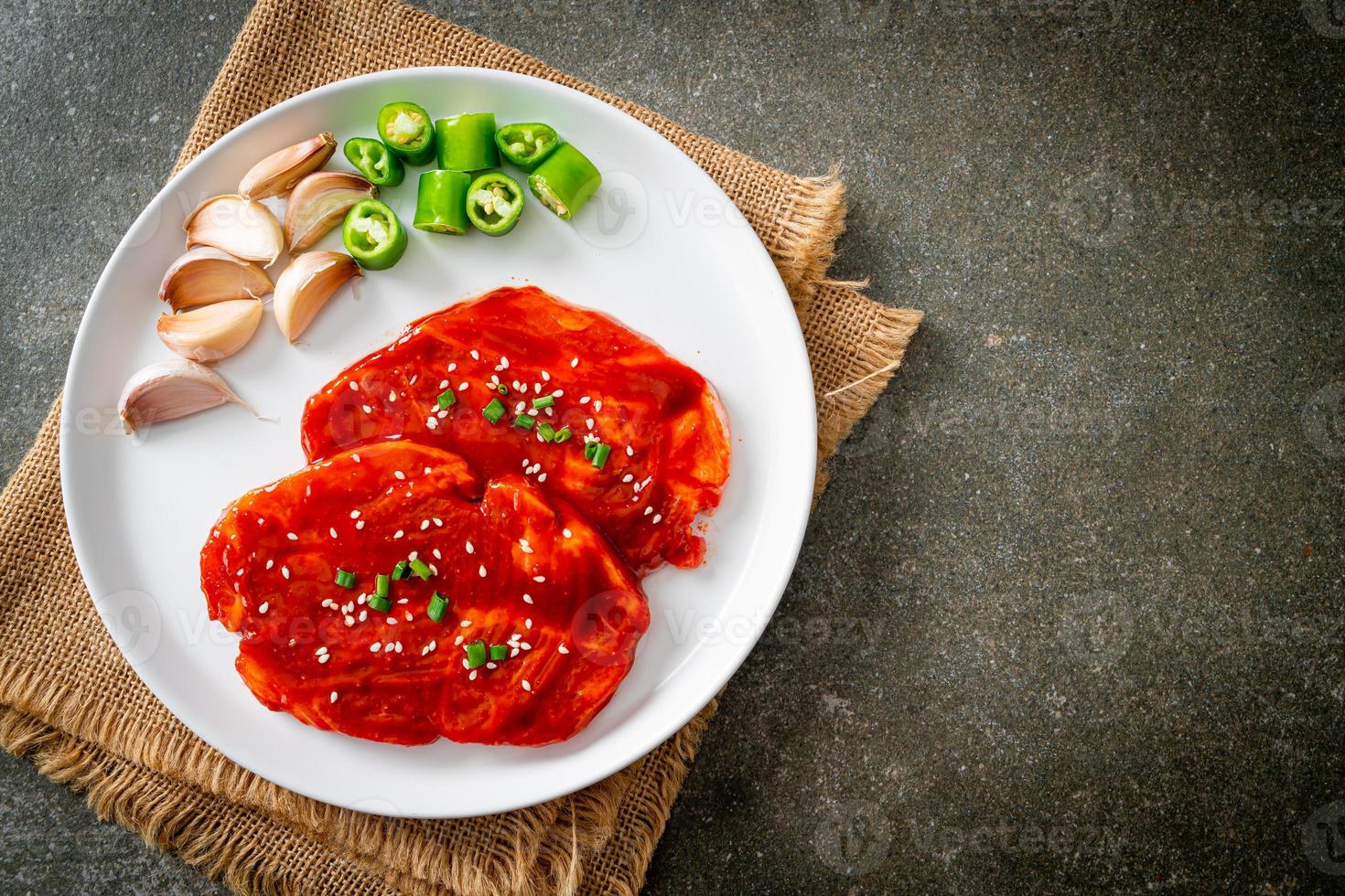 cerdo coreano marinado o cerdo fresco crudo marinado con pasta picante coreana foto