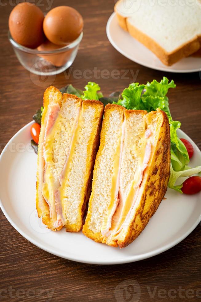 sándwich casero de jamón y queso con ensalada foto