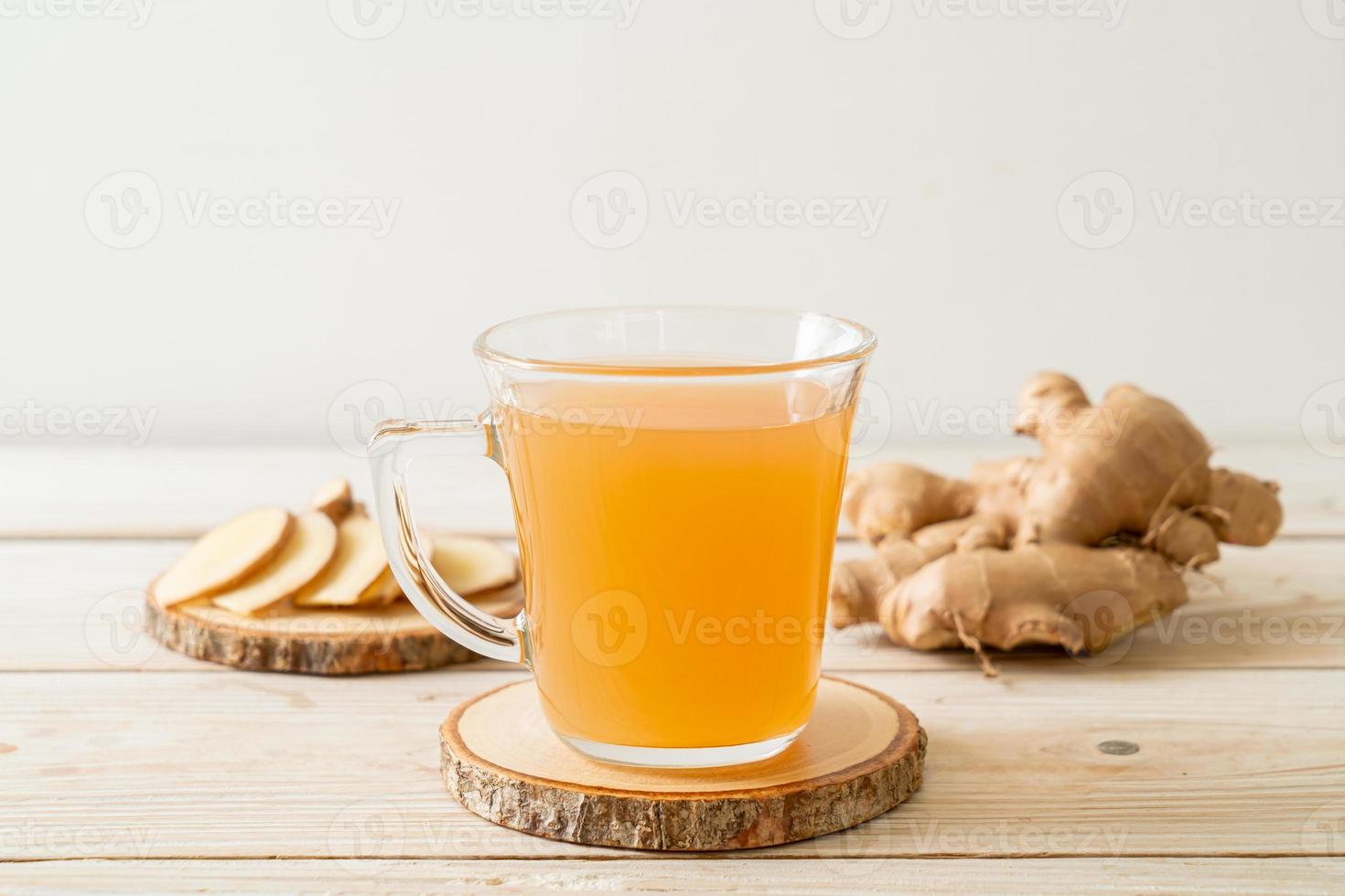 vaso de jugo de jengibre fresco y caliente foto