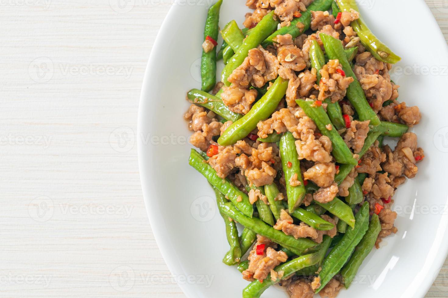 judías verdes o judías verdes salteadas con carne de cerdo picada foto