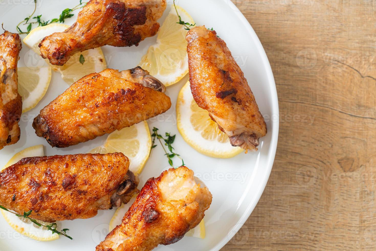 alitas de pollo fritas con limón y pimienta foto