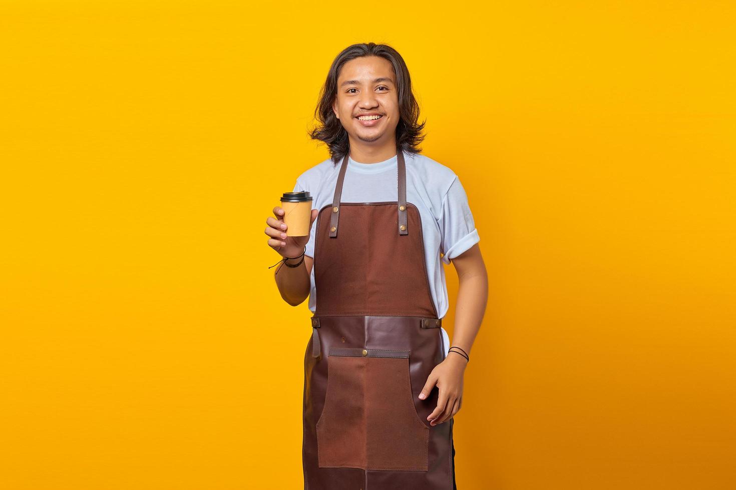 retrato, de, alegre, positivo, guapo, hombre, tenencia, taza de papel, encima, fondo amarillo foto