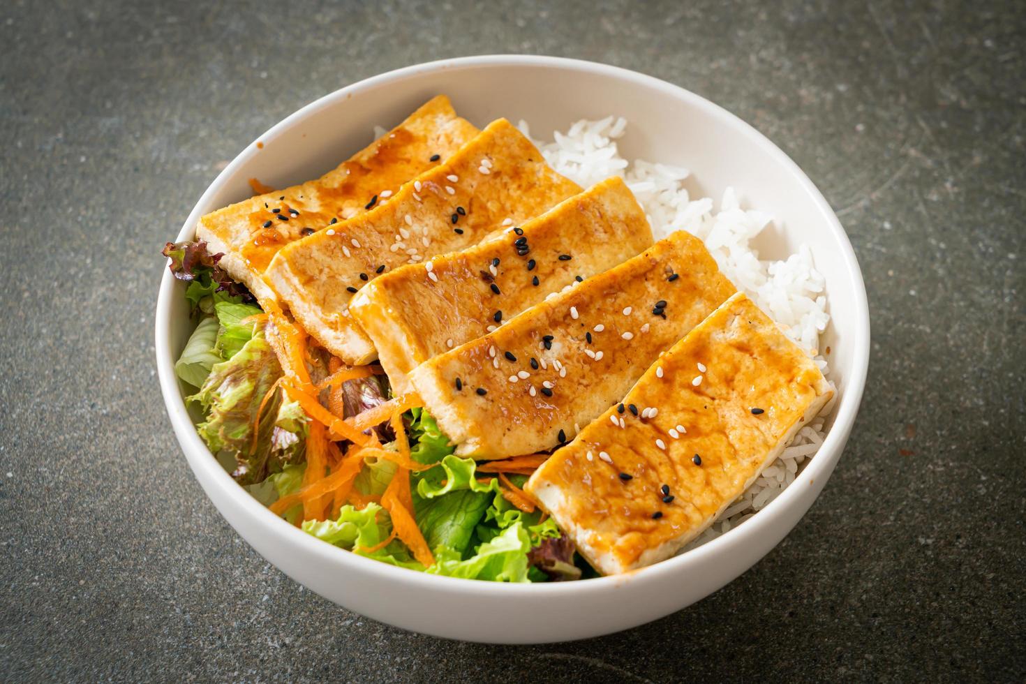 tazón de arroz con tofu teriyaki - estilo de comida vegana foto