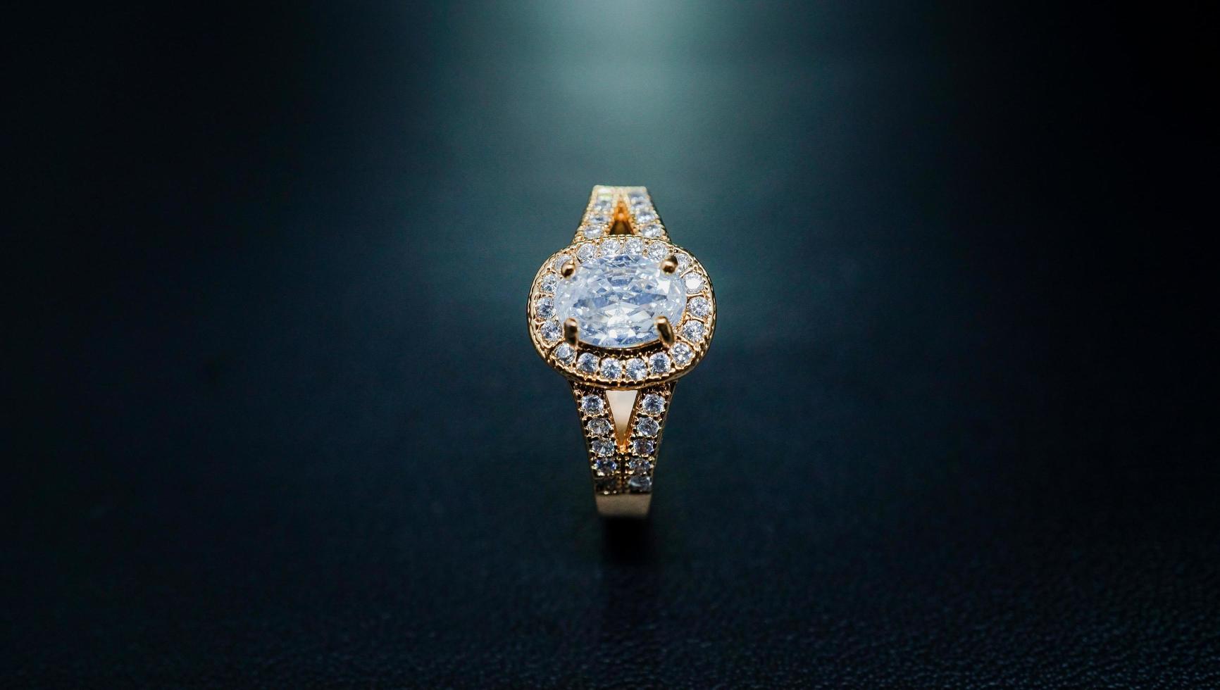 foto de anillo de oro para mujer decorado con un diamante brillante