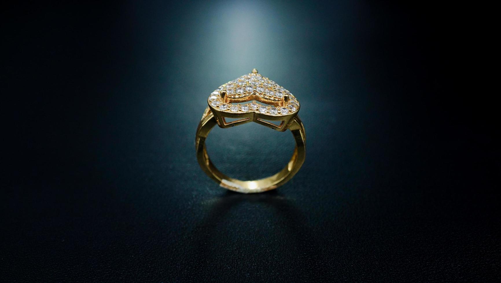 anillo de mujer con patrón de amor foto