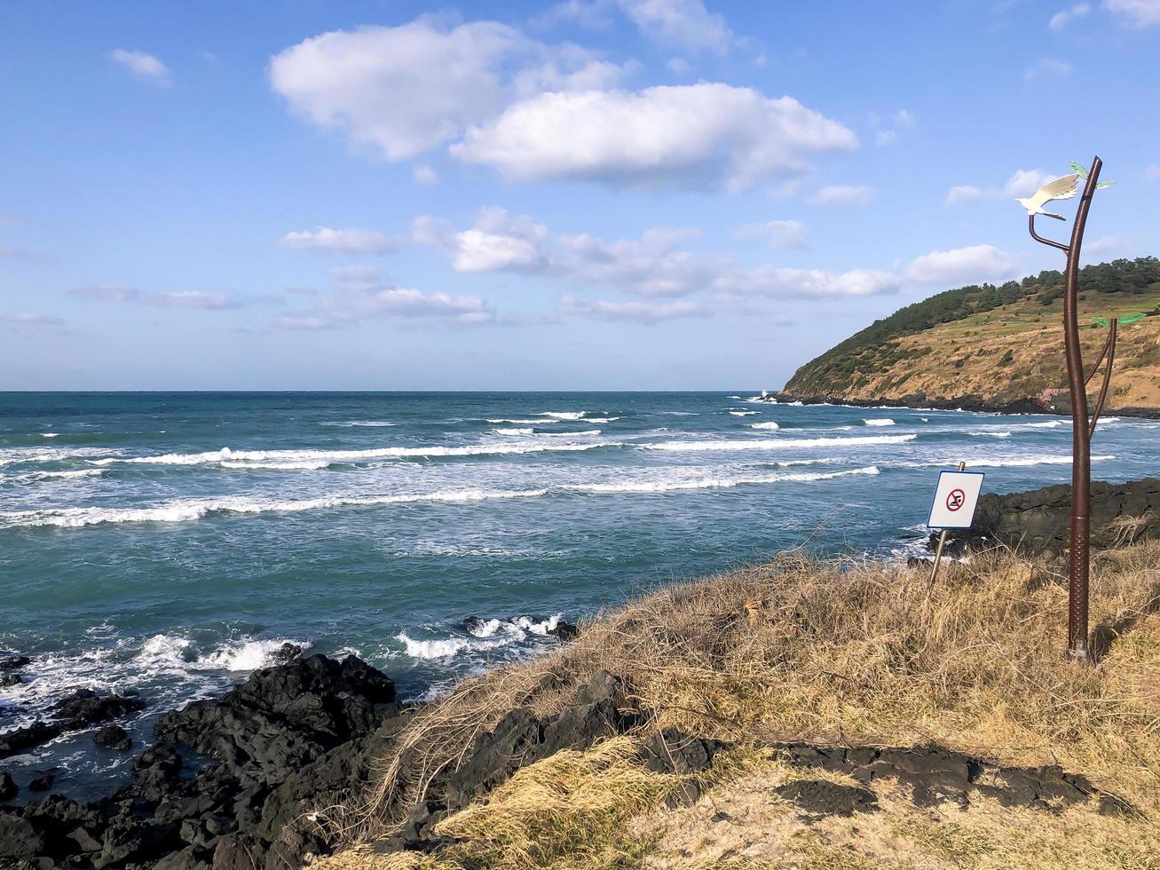 Hermosa vista al mar y al cielo azul desde las costas de la isla de Jeju, Corea del Sur foto