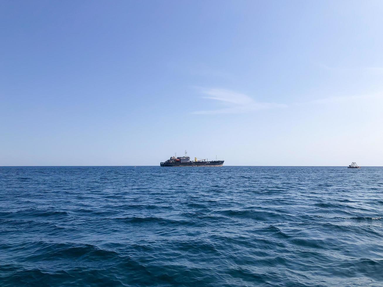 el barco en el horizonte en el mar negro. Crimea foto