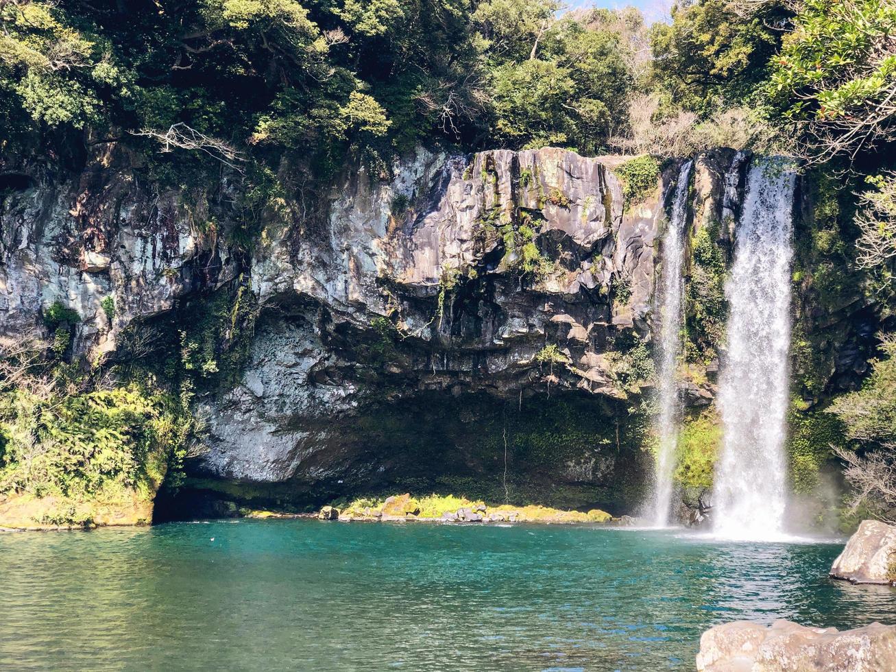 la cascada alta y el lago de montaña en la isla de jeju. Corea del Sur foto