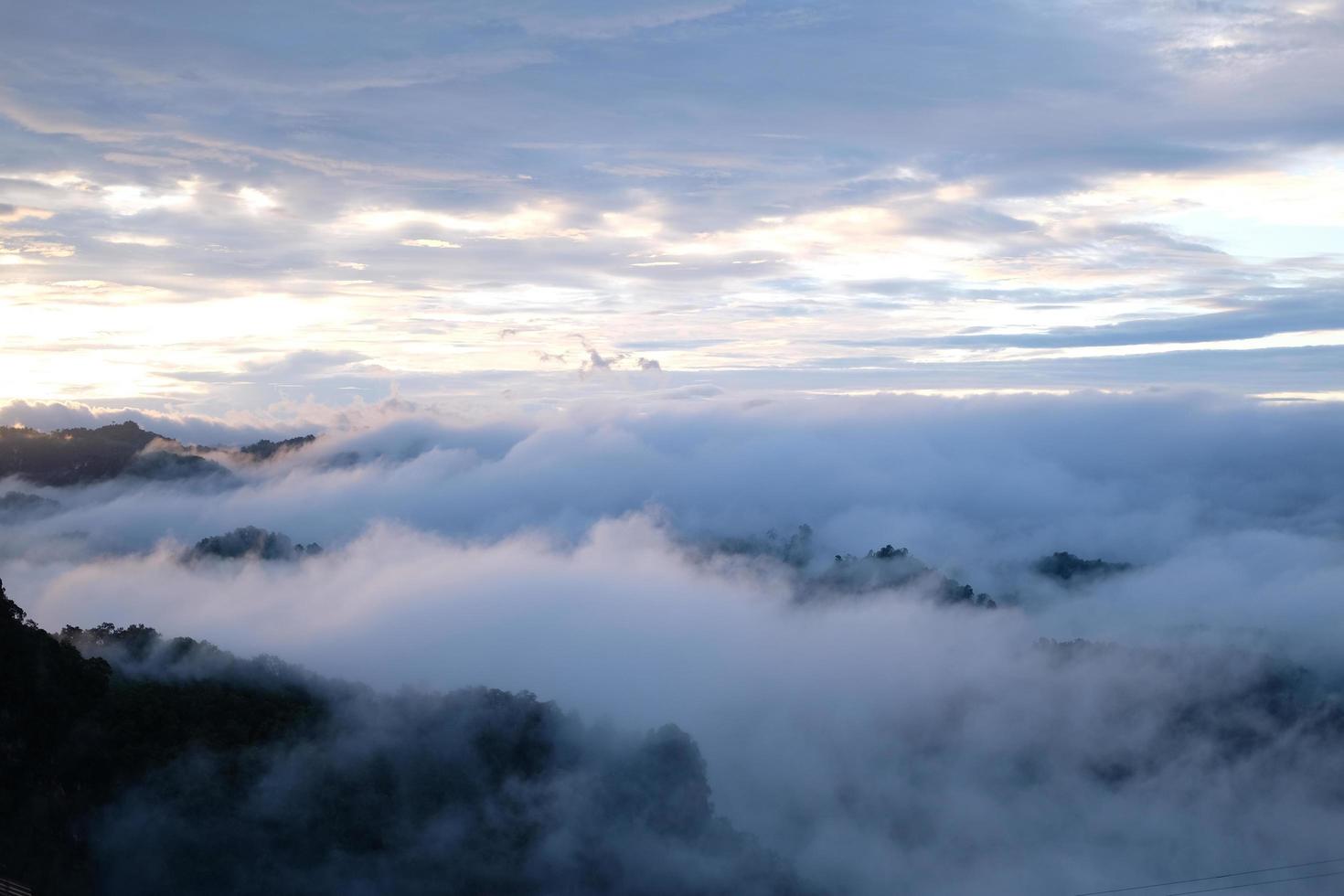 Hermoso amanecer de montaña con luz solar y niebla sobre las montañas del norte de Tailandia foto