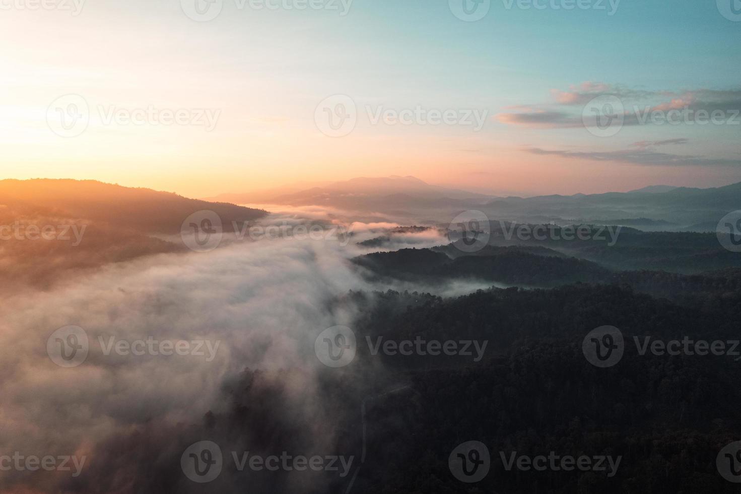niebla matutina en las montañas vista de ángulo alto foto