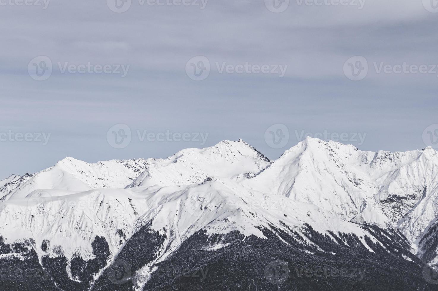 montañas nevadas de krasnaya polyana foto