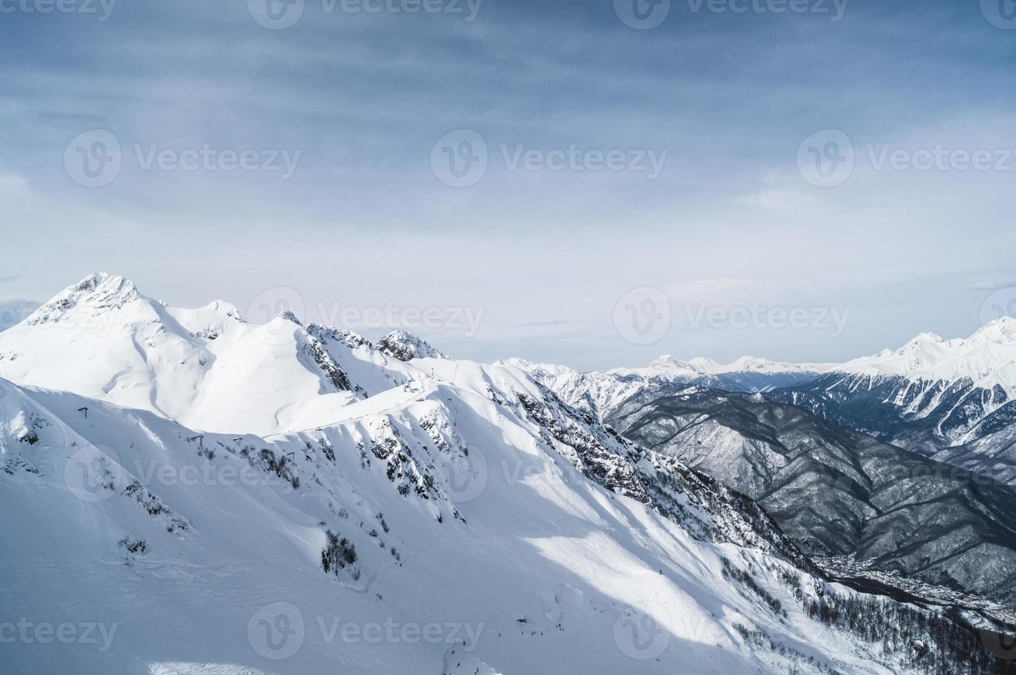 montañas en la nieve foto