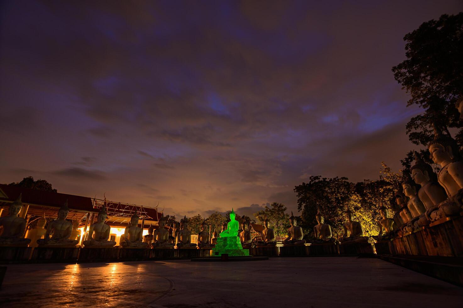 watpapromyan Buddhist temple Respect, calms the mind. in Thailand, Chachoengsao Province photo