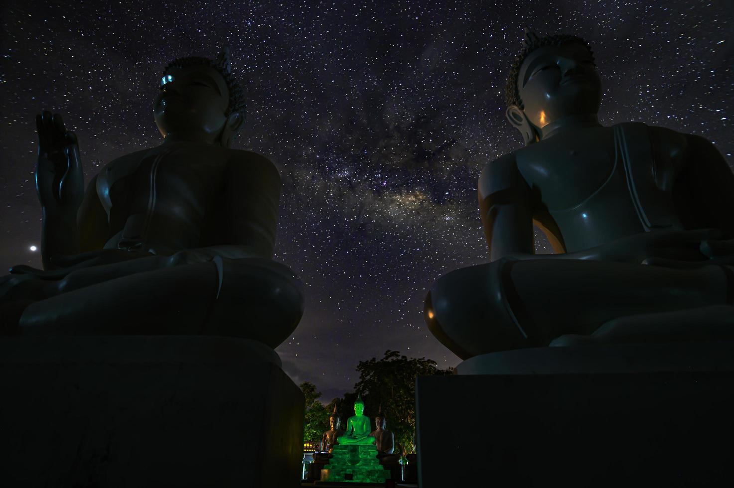 Watpapromyan templo budista respeto, calma la mente. en tailandia, provincia de chachoengsao foto