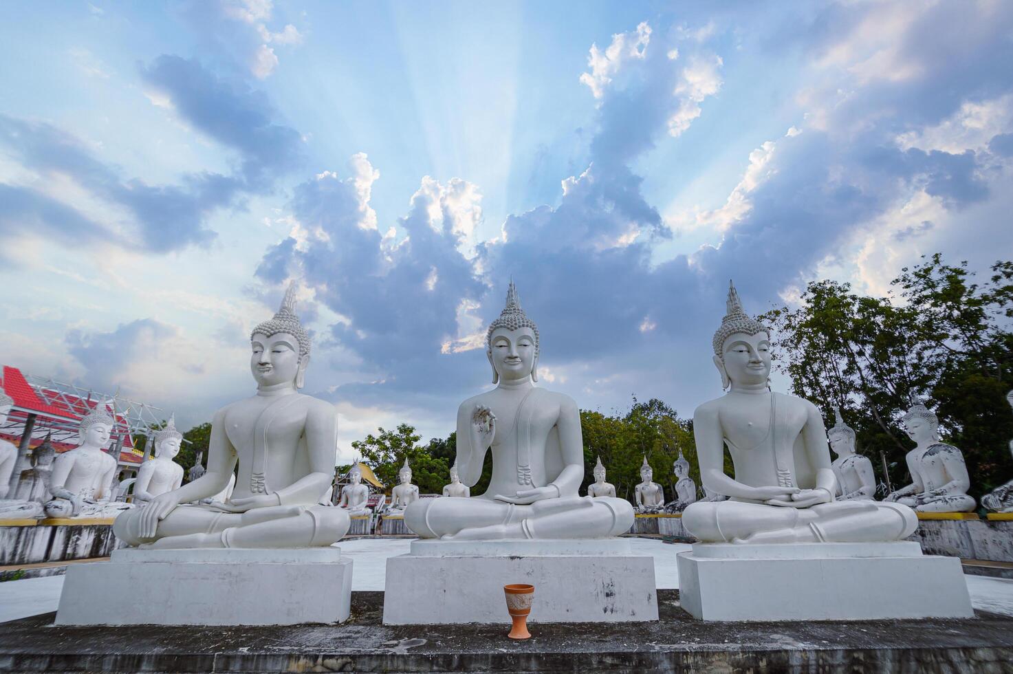 Watpapromyan templo budista respeto, calma la mente. en tailandia, provincia de chachoengsao foto