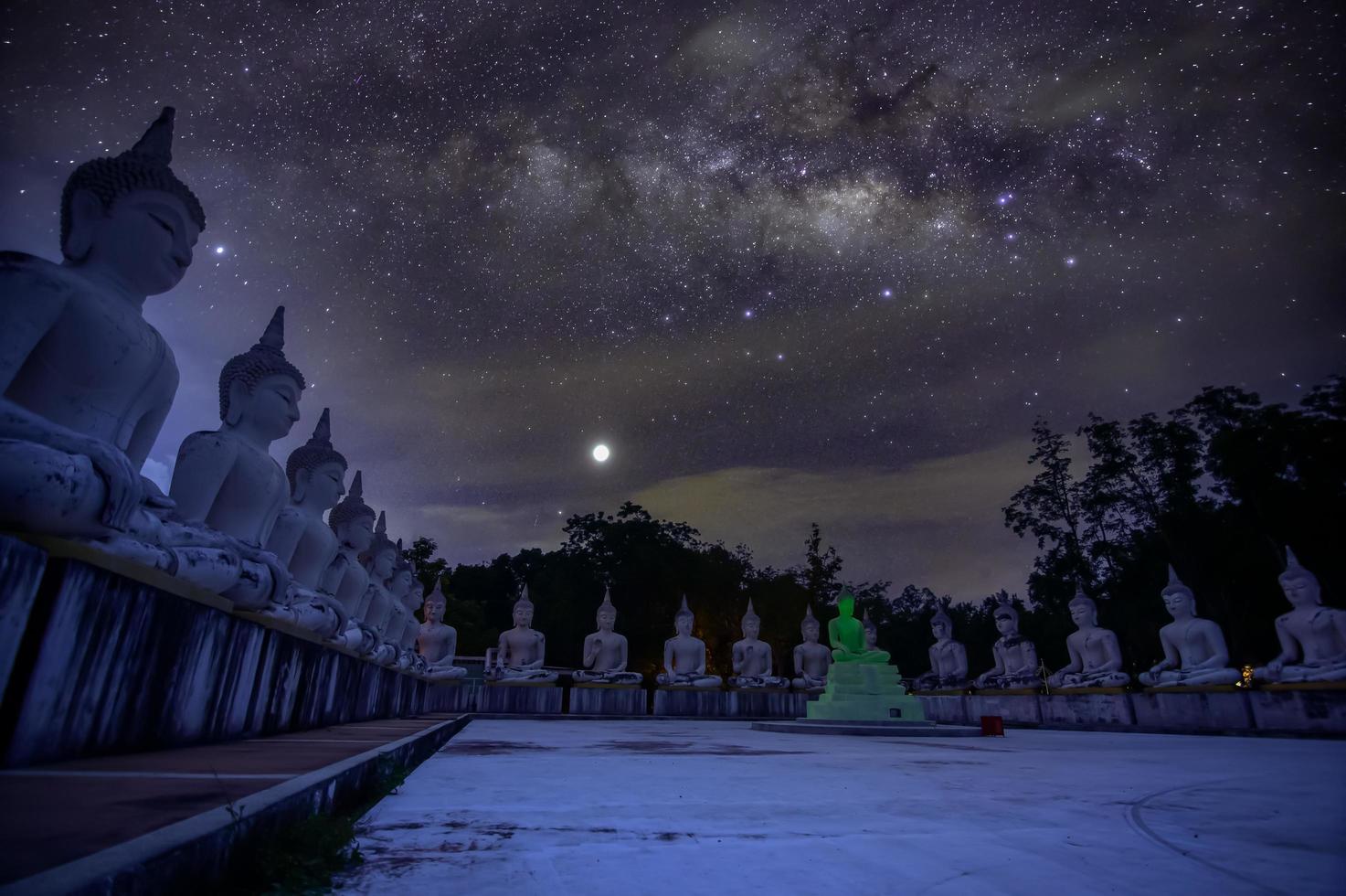 Watpapromyan templo budista respeto, calma la mente. en tailandia, provincia de chachoengsao foto