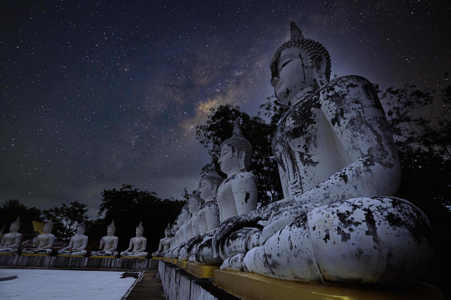 Watpapromyan templo budista respeto, calma la mente. en tailandia, provincia de chachoengsao foto