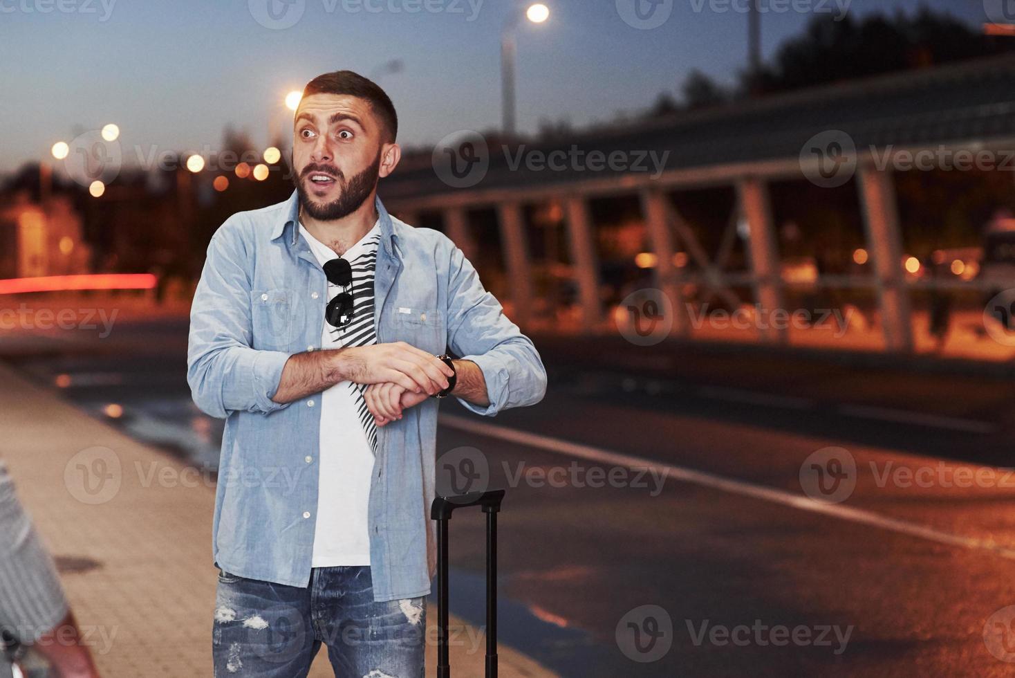 sintiéndose conmocionado. El hombre se ha encontrado con un buen amigo por la noche cerca de la carretera. foto