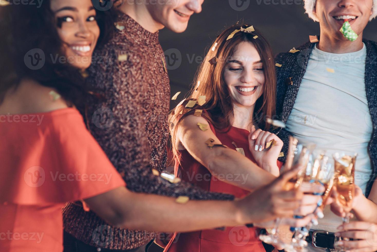 mirada de cerca. la compañia de amigos haciendo la fiesta con alcohol foto