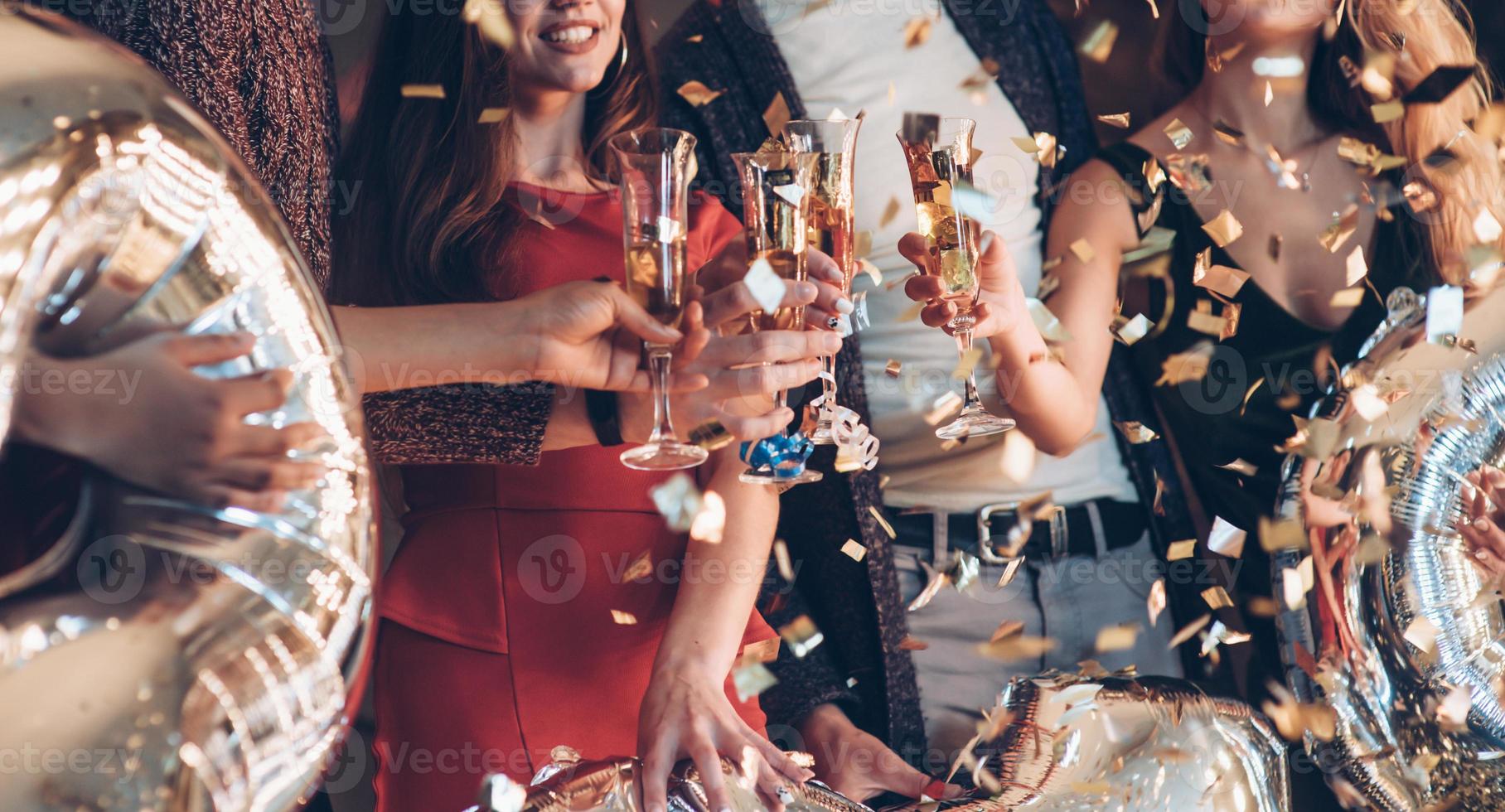 la diversión está en proceso. foto de la compañía de amigos haciendo la fiesta con alcohol