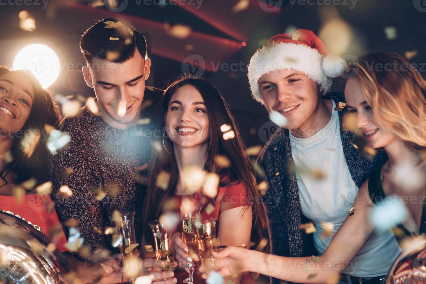 el espíritu del año nuevo está en el aire. foto de la compañía de amigos haciendo la fiesta con alcohol