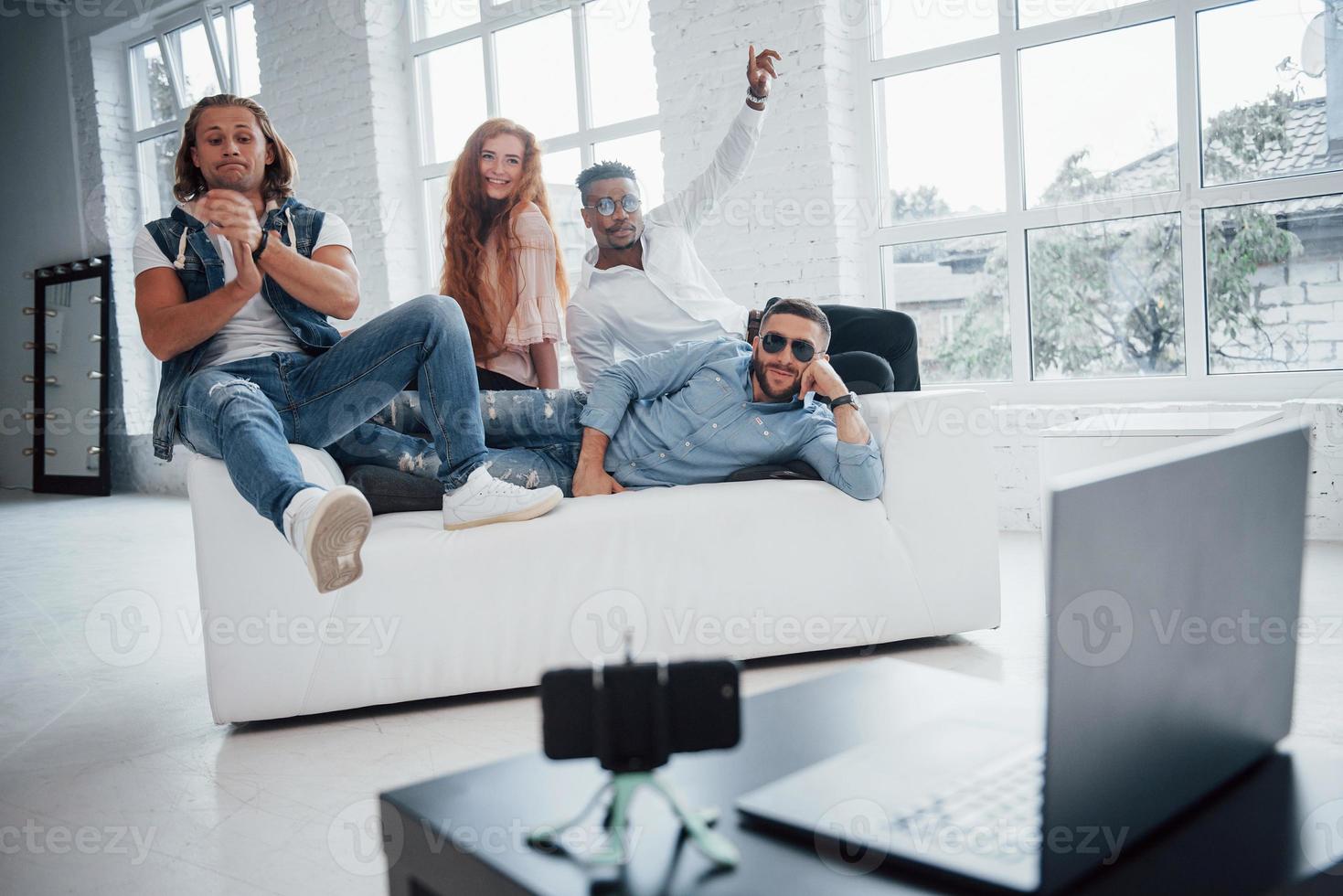 los amigos han puesto el teléfono inteligente con temporizador automático en la mesa frente a ellos foto