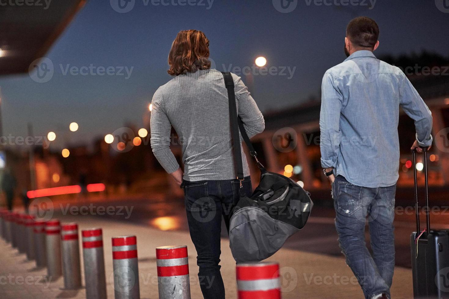 ir al aeropuerto por la noche con equipaje foto