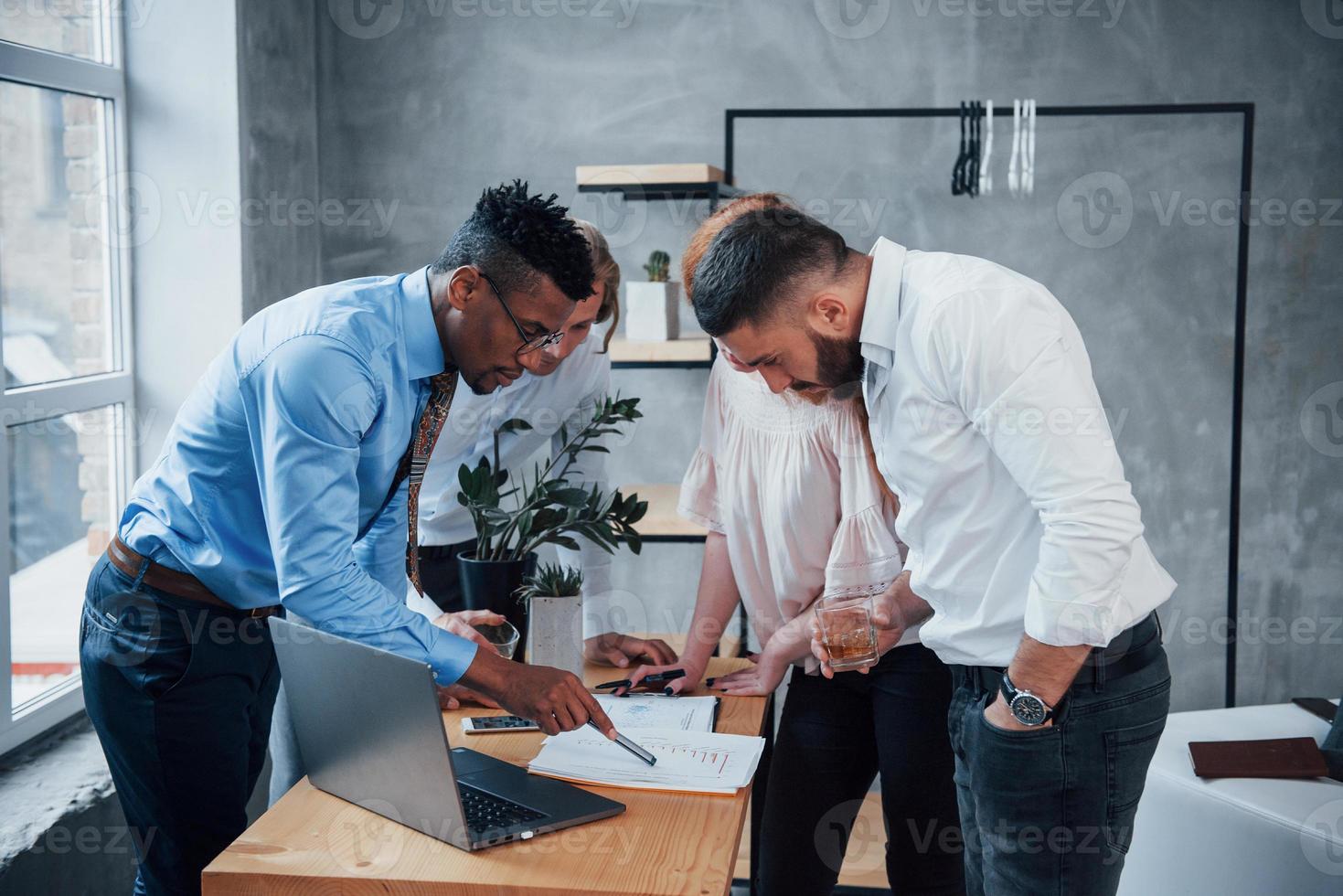 mira esos gráficos. hermosos empresarios aman su trabajo y comparten sus ideas foto