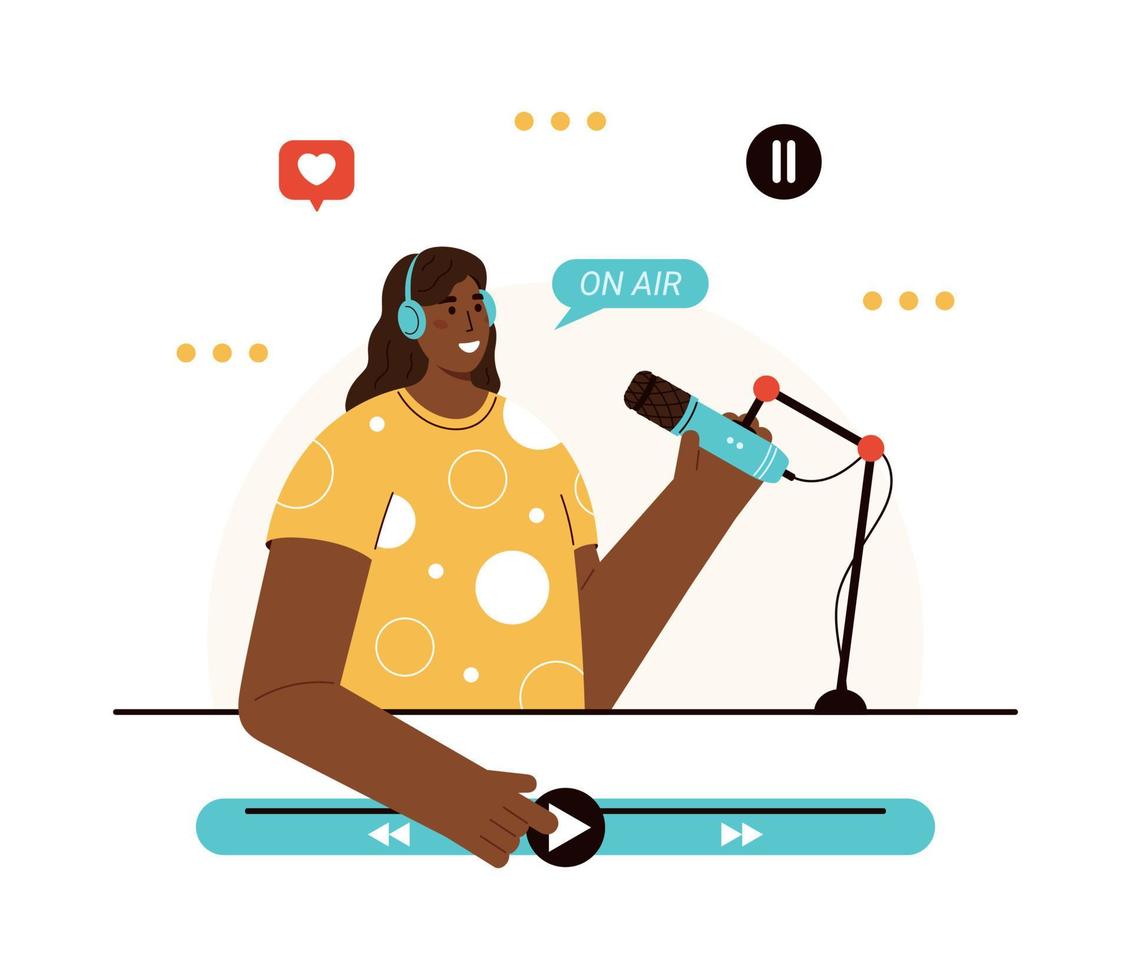 vector ilustración plana de podcaster hablando en micrófono. Sonriente mujer afroamericana en auriculares grabando podcast de audio o programa en línea. podcasting, radiodifusión. Fondo blanco.