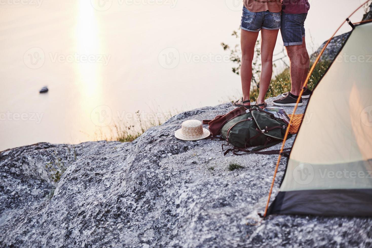 acampando cerca del lago, viendo hermosos atardeceres y horizontes foto