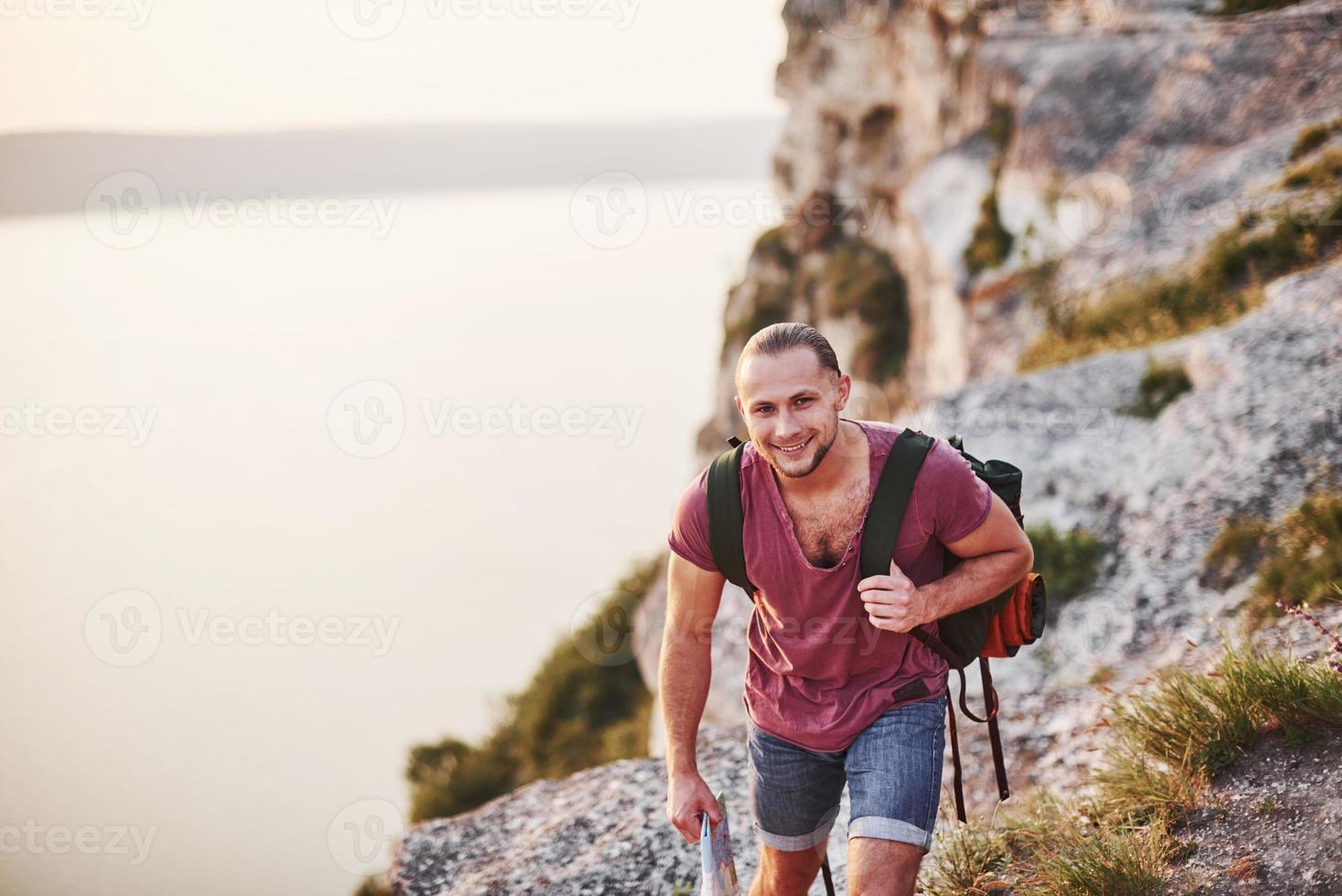 sentirse tranquilo y feliz. El hombre tiene vacaciones y decide caminar en estos lugares increíbles para calmar la mente y el alma. foto