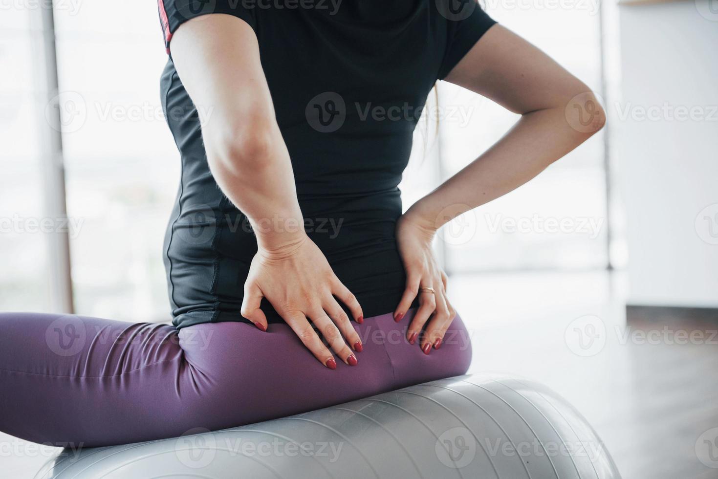 Las mujeres embarazadas jóvenes sentados en la pelota para hacer ejercicios en el gimnasio. foto