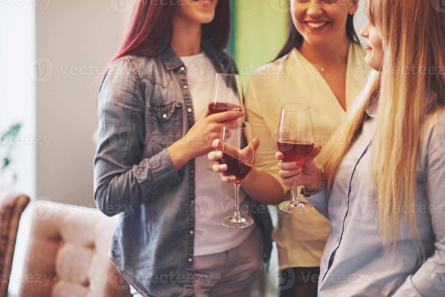 Imagen que presenta feliz grupo de amigos con vino tinto foto