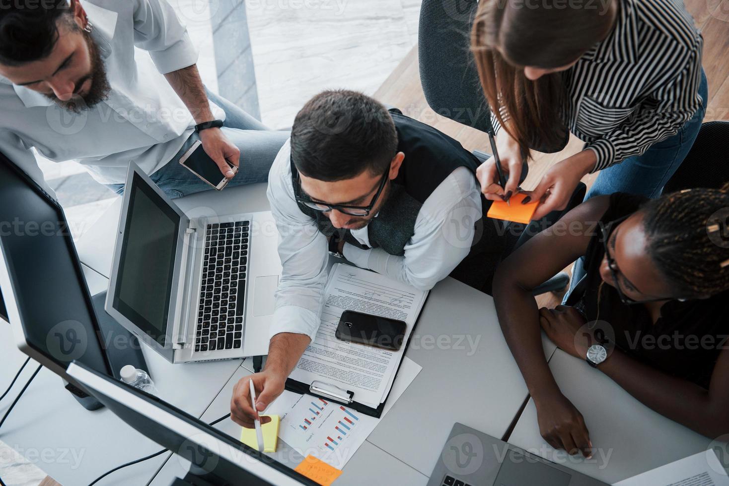 un grupo de personas ocupadas multinacionales que trabajan en la oficina. foto