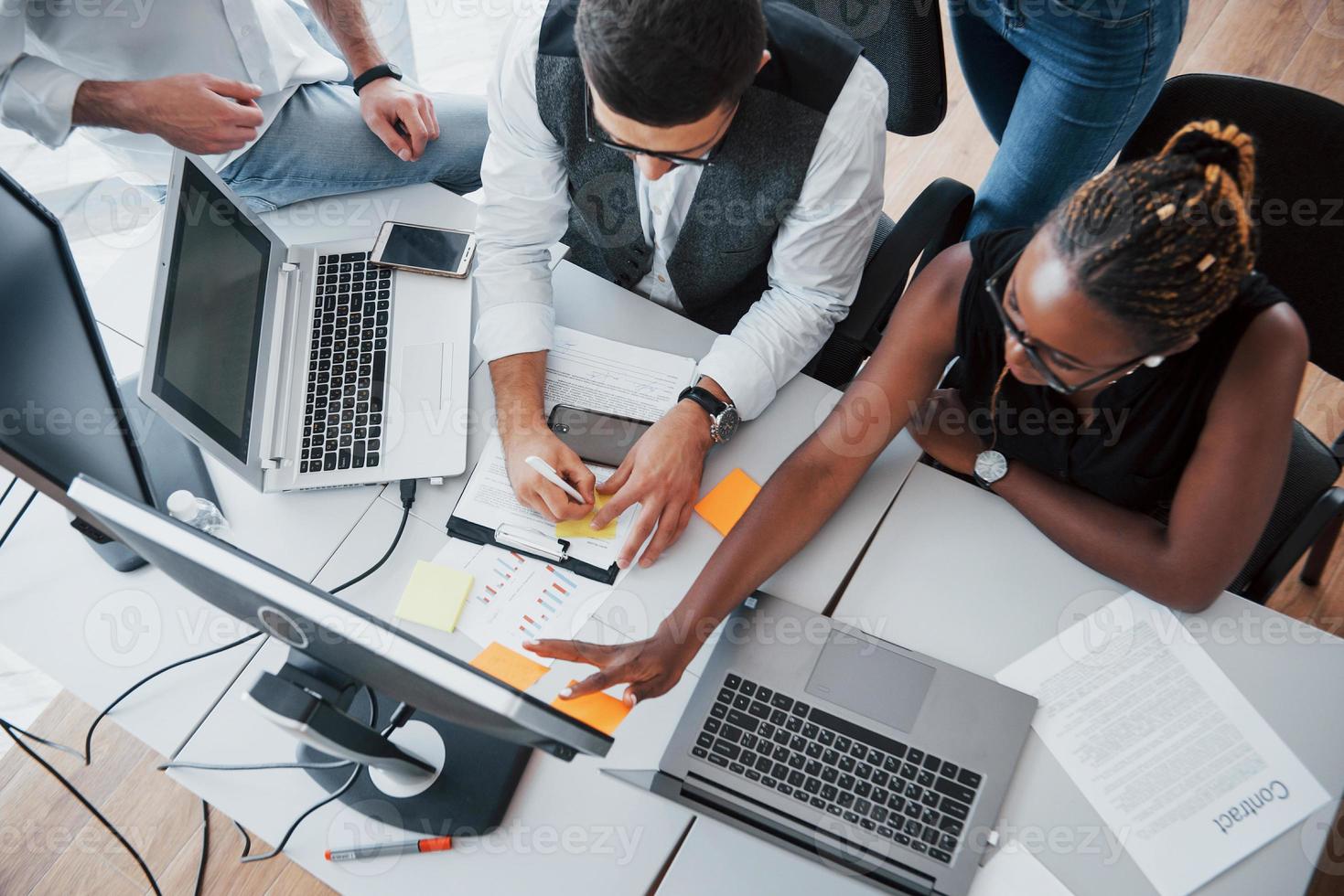 un grupo de personas ocupadas multinacionales que trabajan en la oficina. foto