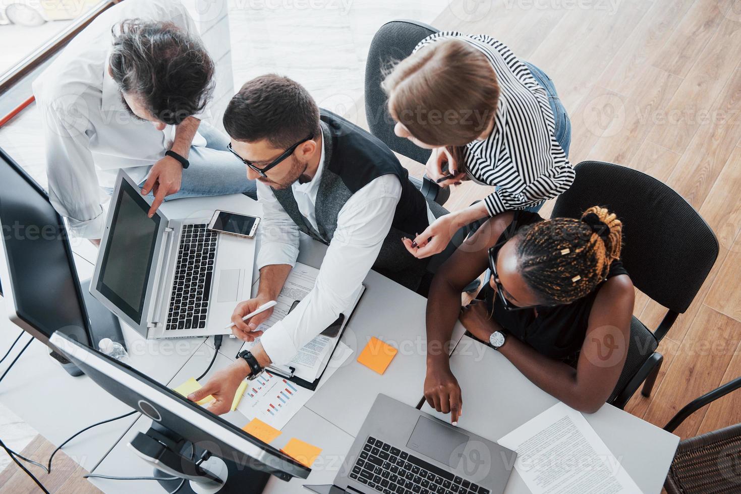 un grupo de personas ocupadas multinacionales que trabajan en la oficina. foto