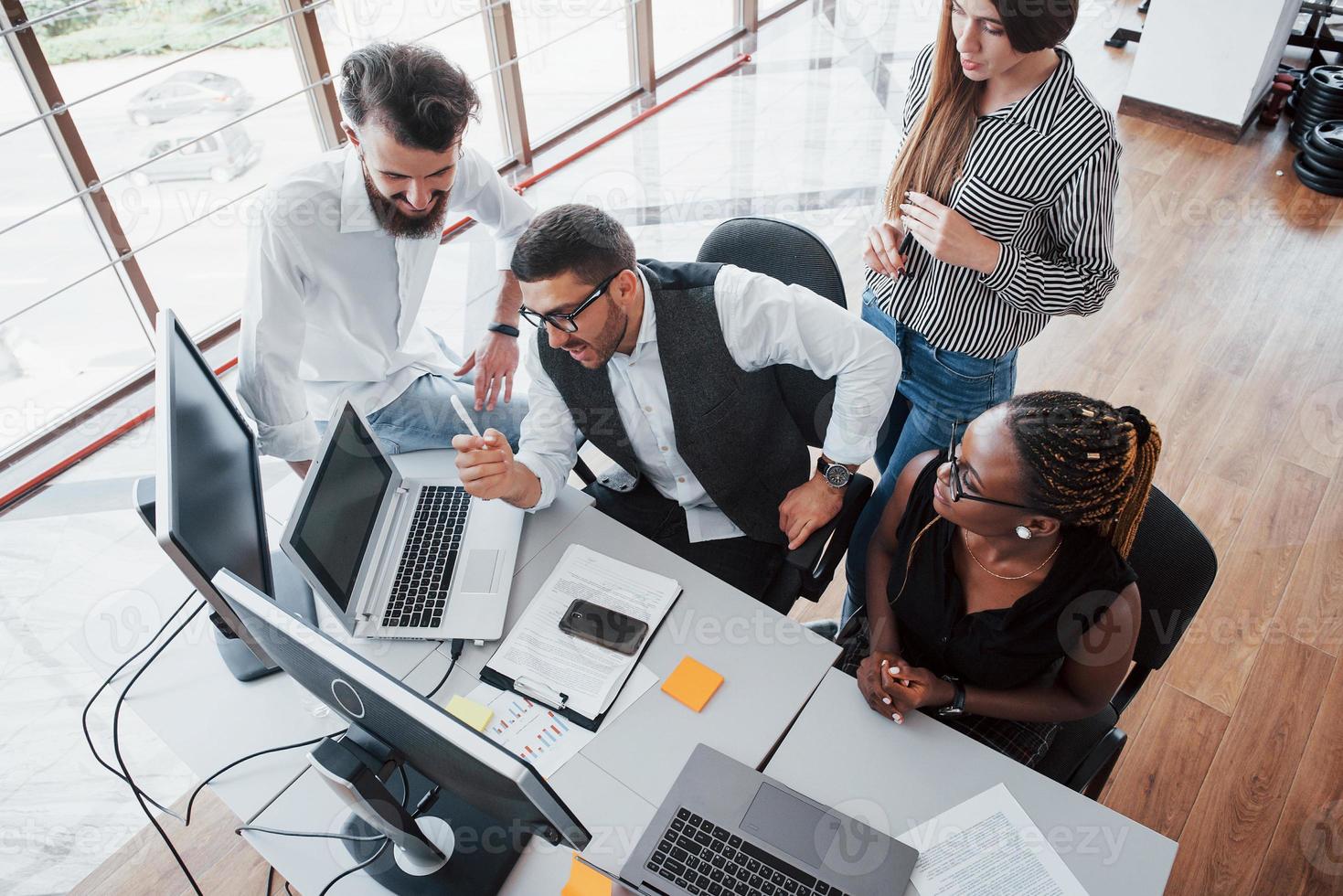 un grupo de personas ocupadas multinacionales que trabajan en la oficina. foto