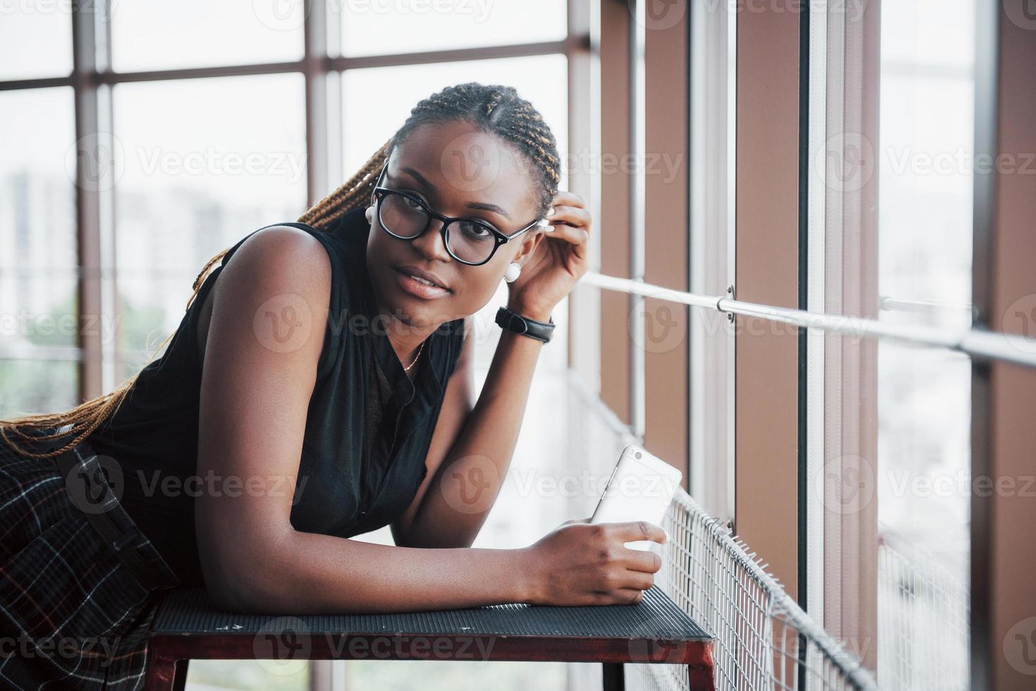 una joven mujer afroamericana con ropa elegante. foto