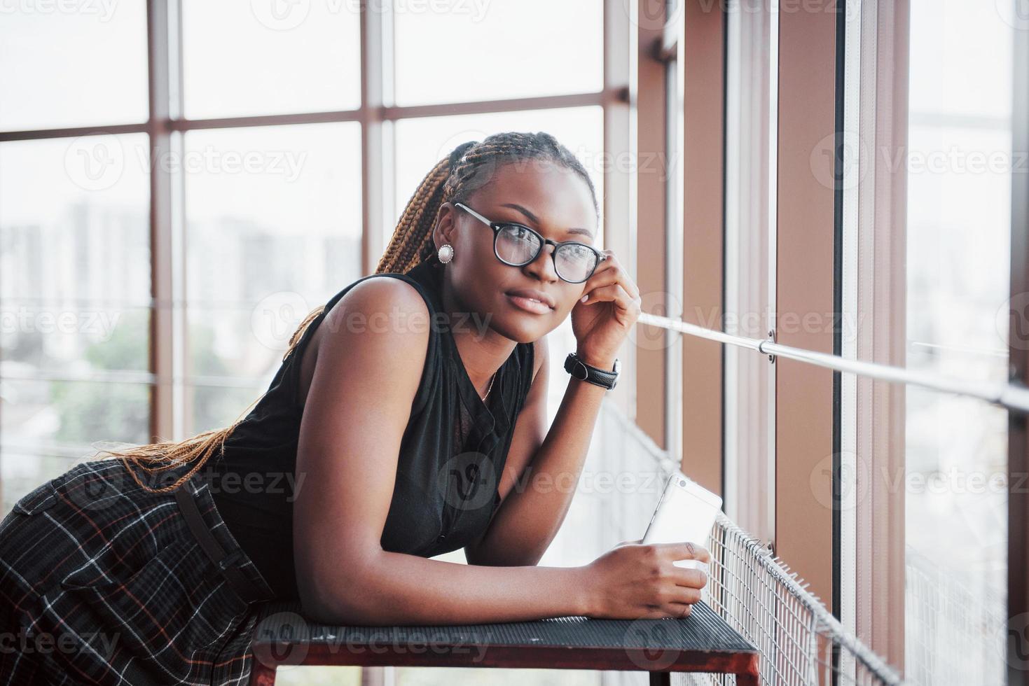 una joven mujer afroamericana con ropa elegante. foto