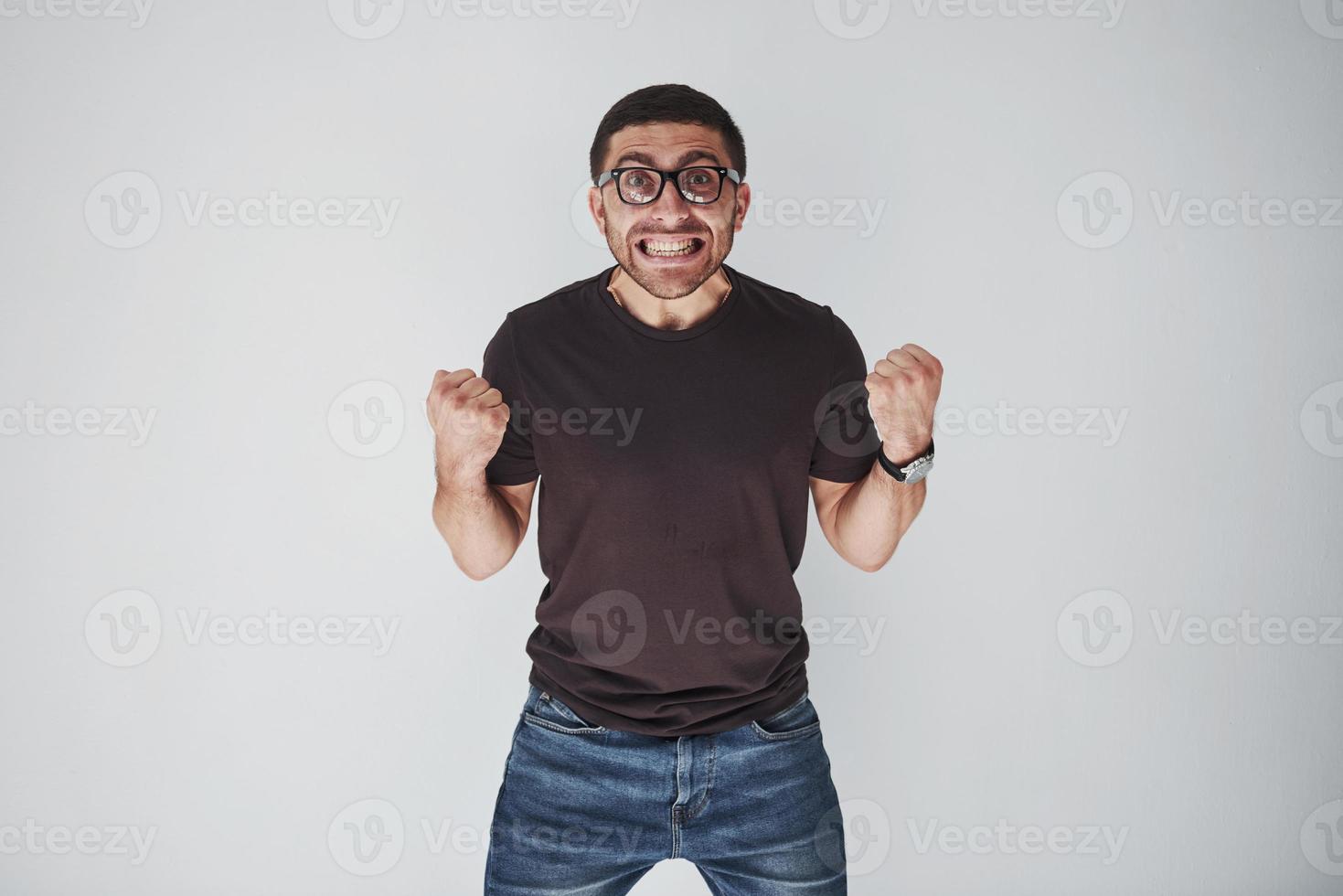 hombre emocional en ropa casual grita de dolor o de miedo. sus sentimientos son abrumadores foto