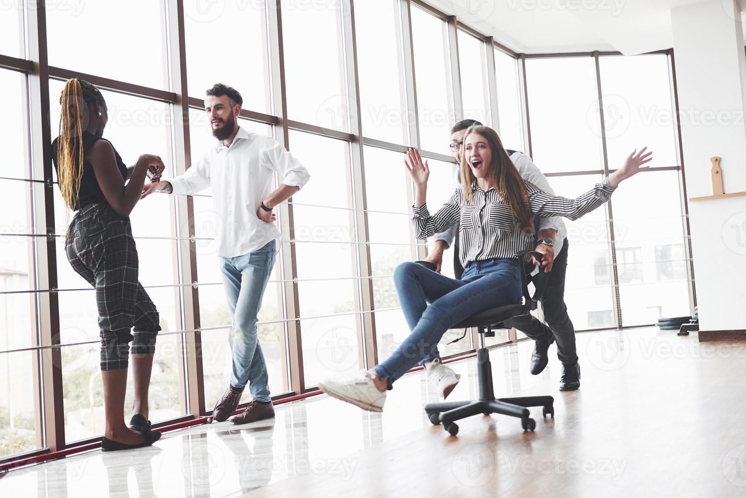 tiempo para descansar y ser montado en la silla en la habitación limpia de la oficina foto