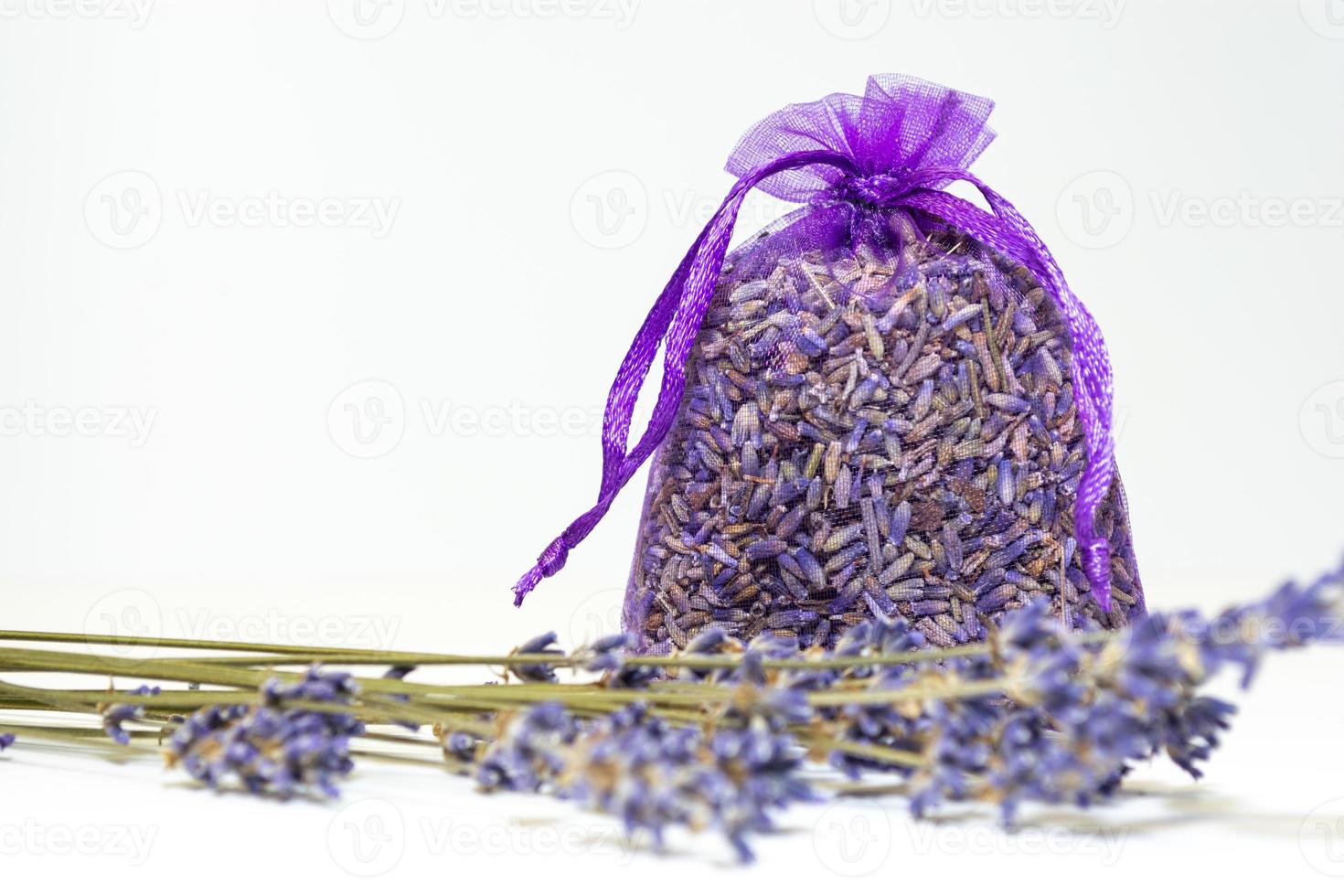 una bolsa de semillas de lavanda secas cerca de un ramo de flores azules  sobre un fondo blanco. 4277681 Foto de stock en Vecteezy
