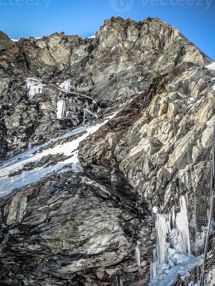 gran montaña rocosa foto