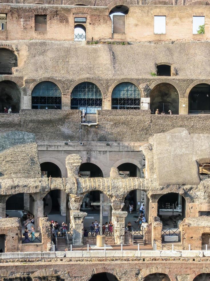 coliseo de roma desde el interior detalle, al final del día con largas sombras foto