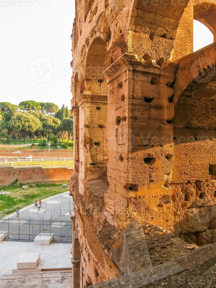 Detalle de la fachada del Coliseo de Roma, al final del día con largas sombras foto