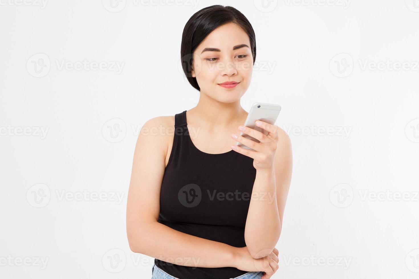 Sonriente mujer japonesa asiática mantenga blanco smartphone o teléfono móvil aislado sobre fondo blanco textura concepto publicitario. expresión facial positiva emoción humana. copie el espacio. foto